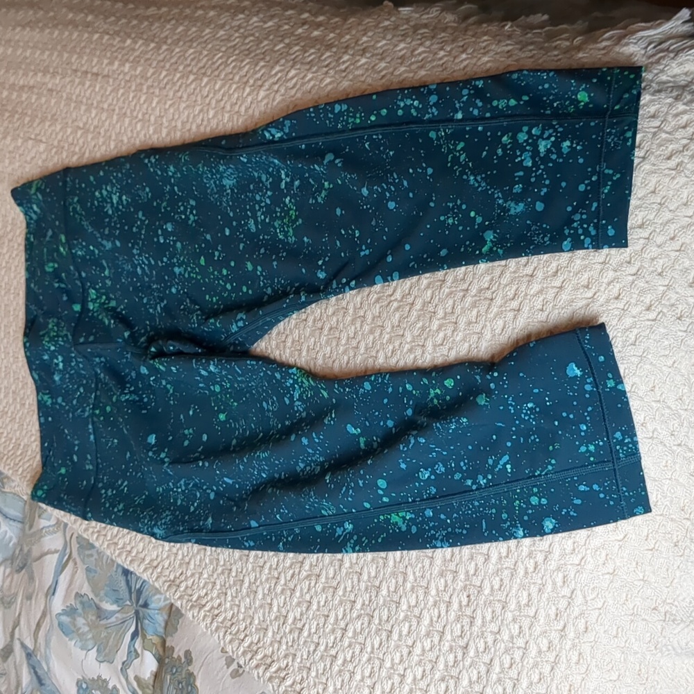 Athleta ultimate stash pocket Capri leggings. Fun green splat design.